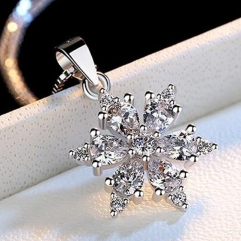 *NEW Sterling Silver Diamond Snowflake Necklace